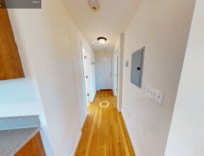 1054 Cambridge St, Unit 4R in Cambridge, MA - Foto de edificio - Building Photo