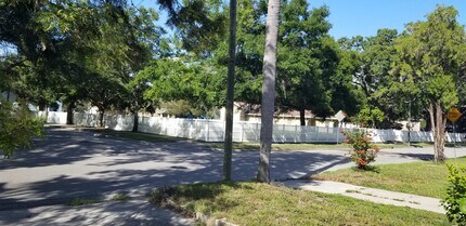 2450 13th Ave S in St. Petersburg, FL - Building Photo - Building Photo