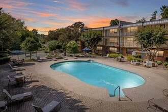 Selwyn Flats in Charlotte, NC - Building Photo - Building Photo