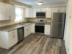 7404 Oak Post Rd in Liverpool, NY - Building Photo