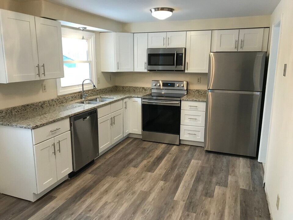 7404 Oak Post Rd in Liverpool, NY - Building Photo