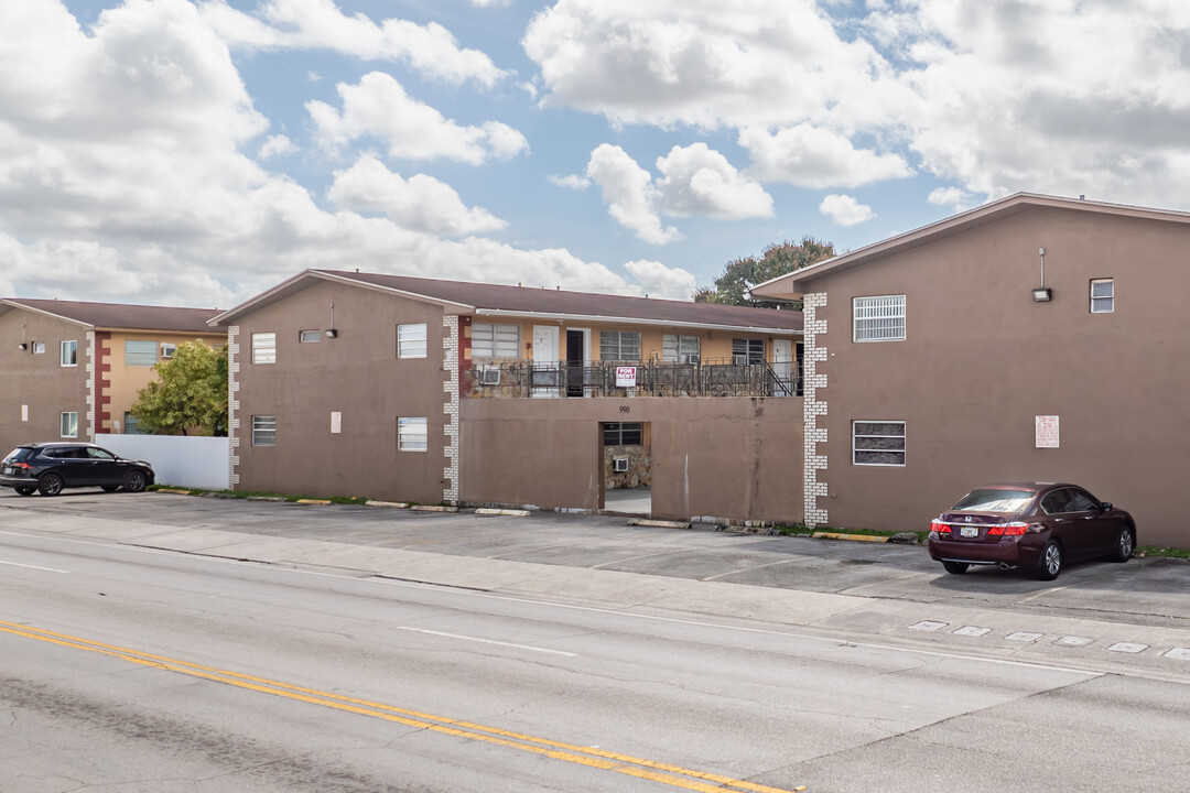 990 W 29th St in Hialeah, FL - Foto de edificio