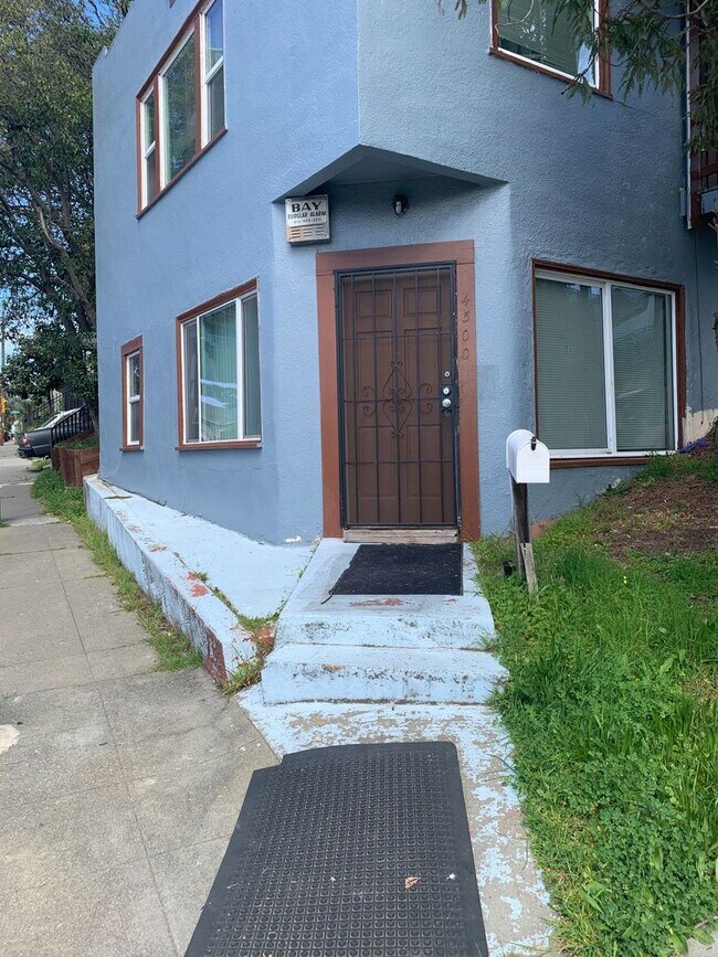 4500 San Carlos Ave-Unit -LOWER in Oakland, CA - Building Photo - Building Photo