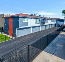 West Bishop Apartments in Santa Ana, CA - Building Photo - Building Photo