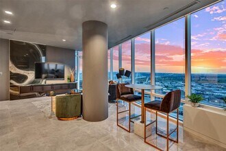 2430 Victory Park in Dallas, TX - Foto de edificio - Building Photo