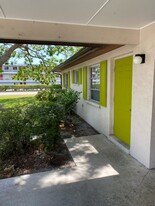 305 Lantana Ave, Unit Cozy duplex w carport in Sarasota, FL - Foto de edificio - Building Photo