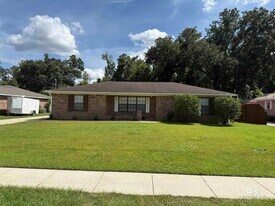 523 W Amanda Ave in Foley, AL - Building Photo