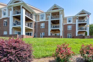 18511 Harborside Dr in Cornelius, NC - Building Photo