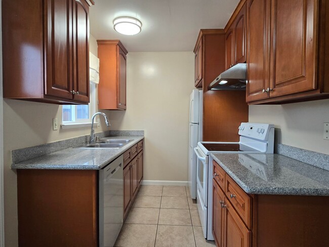 1586 Parkview Ave in San Jose, CA - Foto de edificio - Building Photo