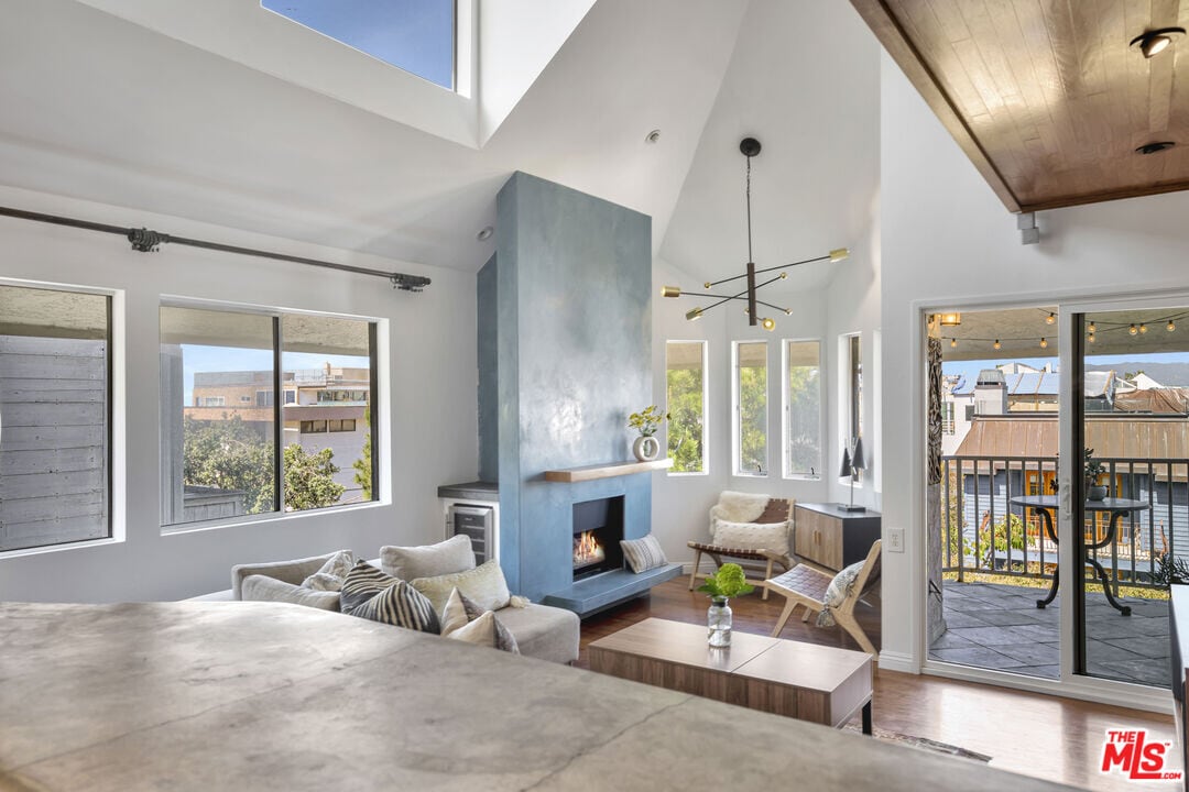 24 Westwind St in Los Angeles, CA - Building Photo