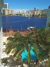 462 Golden Isles Dr in Hallandale Beach, FL - Building Photo - Building Photo