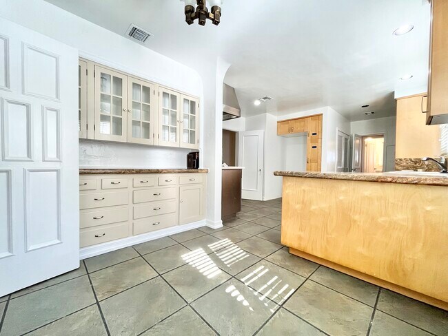 122 N Detroit St in Los Angeles, CA - Building Photo - Building Photo