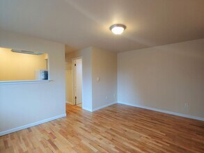 800 NE 40th St in Seattle, WA - Building Photo - Building Photo
