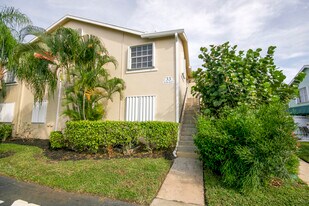 619 Waterside Dr in Hypoluxo, FL - Building Photo