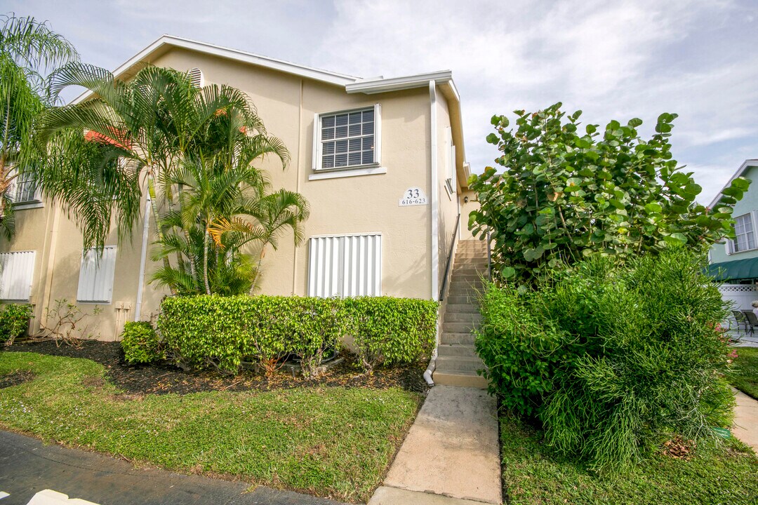 619 Waterside Dr in Hypoluxo, FL - Building Photo