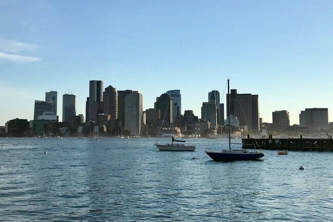 42 Everett St, Unit 3 in Boston, MA - Foto de edificio - Building Photo