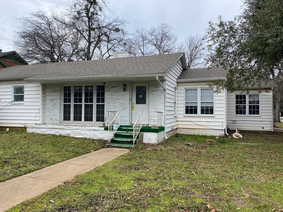 731 N Tone Ave in Denison, TX - Building Photo