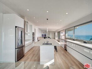 18109 Coastline Dr in Malibu, CA - Building Photo - Building Photo