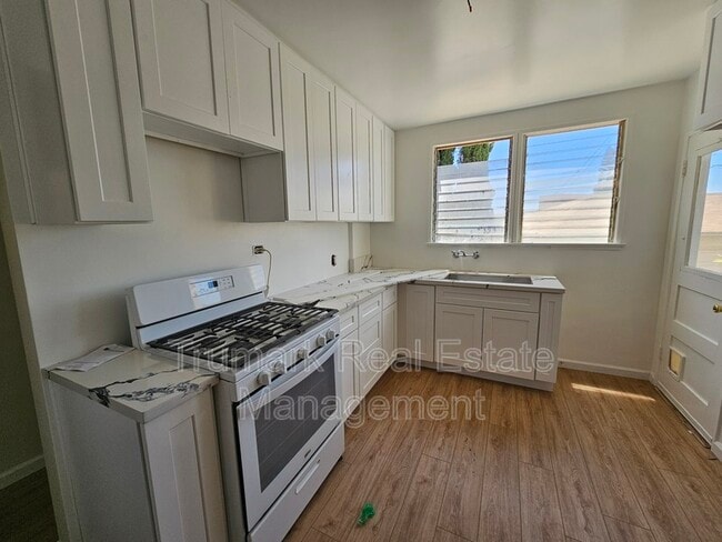 property at 1552 E Wilson Ave