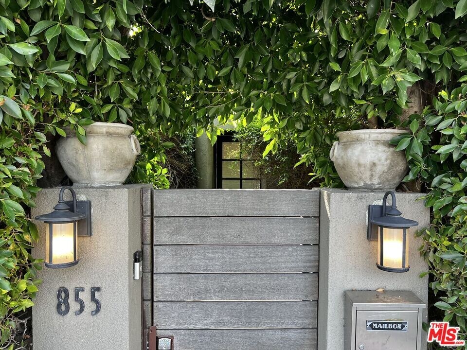 855 N Sweetzer Ave in West Hollywood, CA - Building Photo