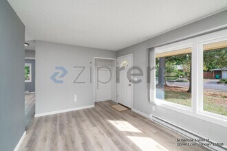 12917 NE Holladay St in Portland, OR - Building Photo - Building Photo