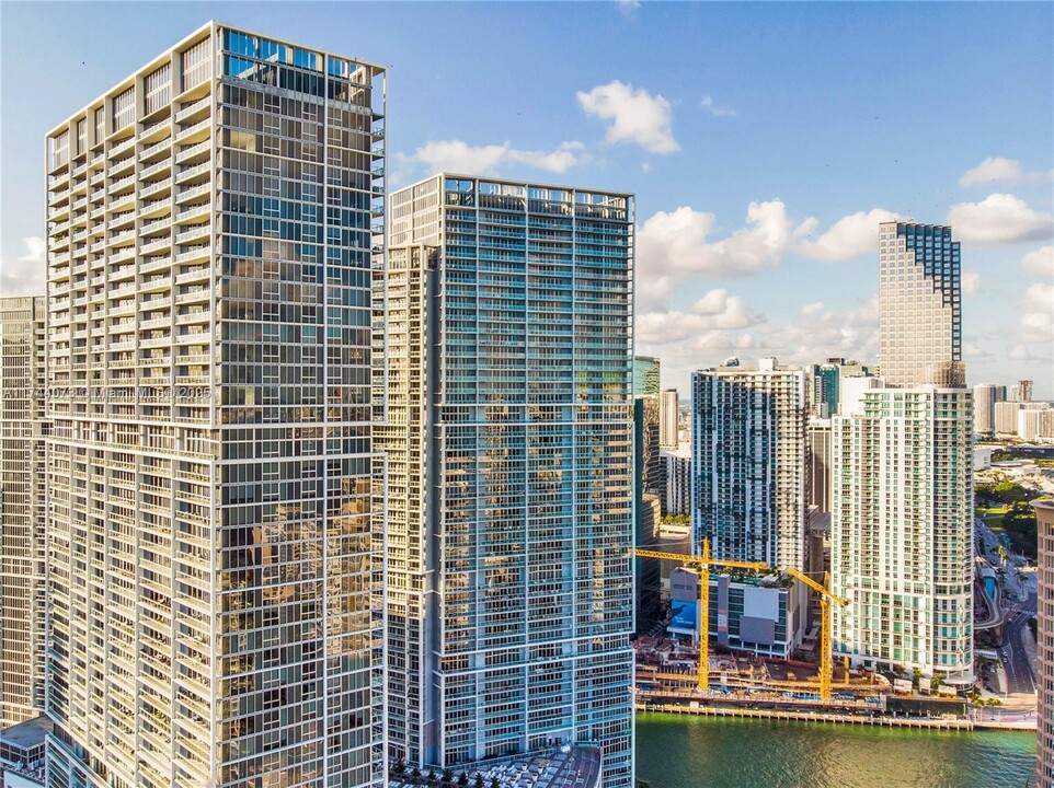 475 Brickell Ave in Miami, FL - Building Photo