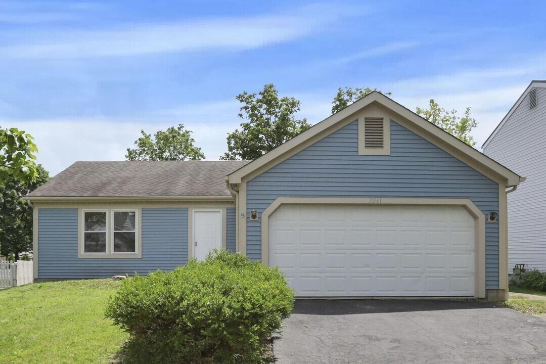 5541 Mid Day Dr in Galloway, OH - Foto de edificio