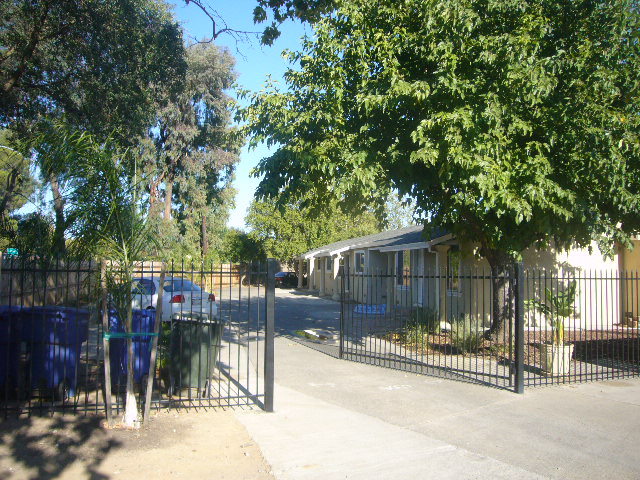 3927 Franklin Blvd in Sacramento, CA - Building Photo