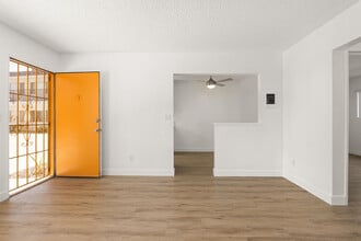 State in San Diego, CA - Foto de edificio - Building Photo