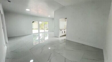 5042 NW 195th Terrace in Miami Gardens, FL - Building Photo - Building Photo