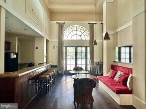 2465 Army Navy Dr, Unit 1310 in Arlington, VA - Building Photo - Building Photo