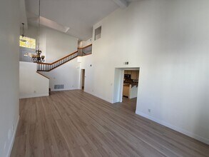 24632 Brighton Dr in Santa Clarita, CA - Building Photo - Building Photo