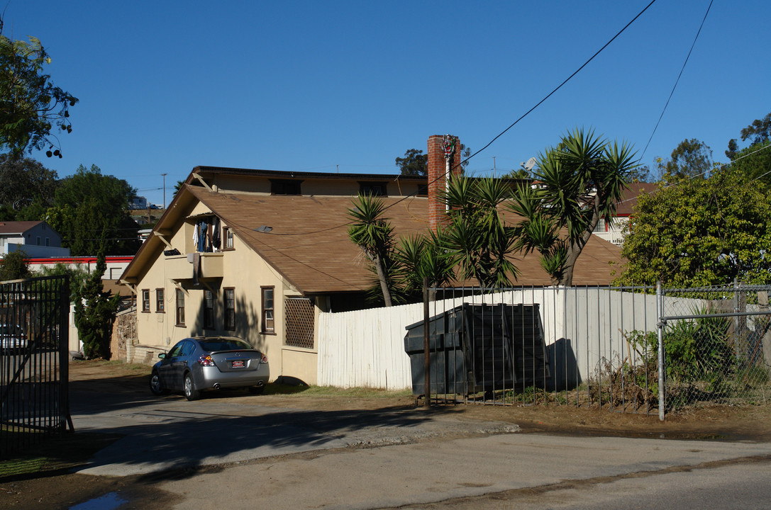 1245 Alturas Rd in Fallbrook, CA - Building Photo