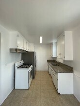 19401 Haynes St, Unit 10 in Los Angeles, CA - Building Photo - Building Photo