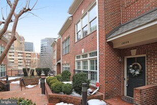 1505 N Colonial Terrace in Arlington, VA - Building Photo