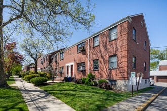 Clearview Gardens in Whitestone, NY - Building Photo - Building Photo