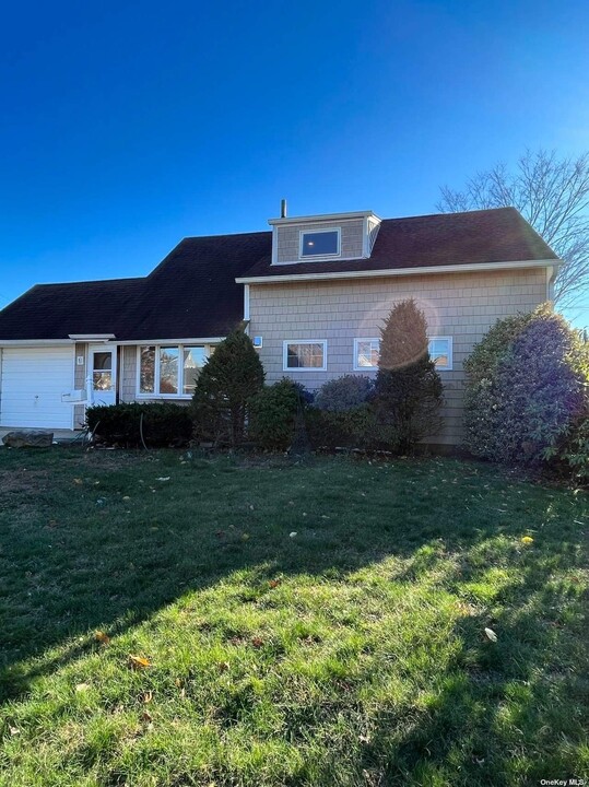 27 Bobolink Ln in Levittown, NY - Building Photo