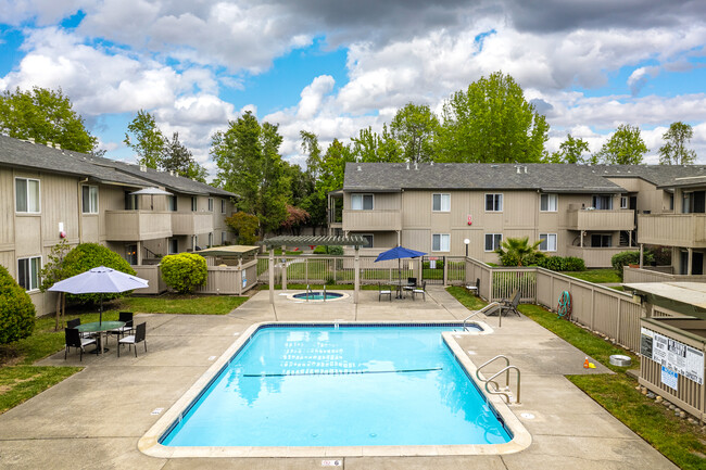 Park Club Apartments in Rohnert Park, CA - Building Photo - Building Photo