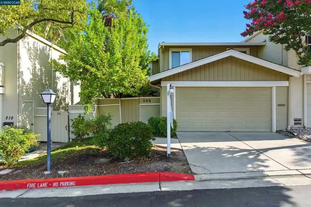 208 Siskiyou Ct in Walnut Creek, CA - Building Photo