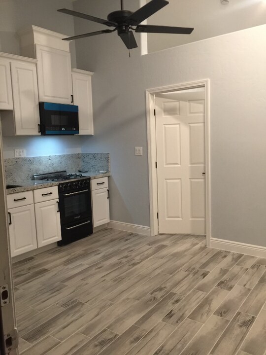 912 31st St in Bakersfield, CA - Building Photo