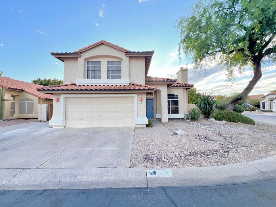 2560 N Lindsay Rd in Mesa, AZ - Building Photo