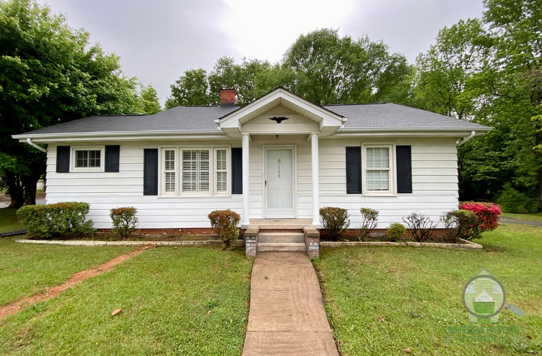 138 New Woodruff Rd in Greer, SC - Foto de edificio