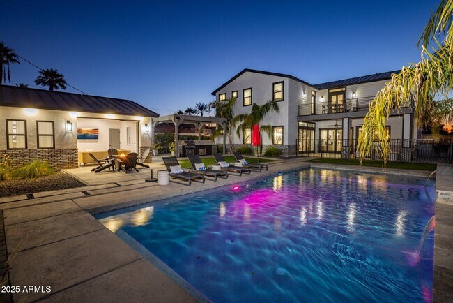property at 3322 N Valencia Ln