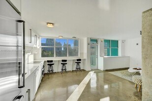 301 Ocean Dr, Unit 402 in Miami Beach, FL - Building Photo