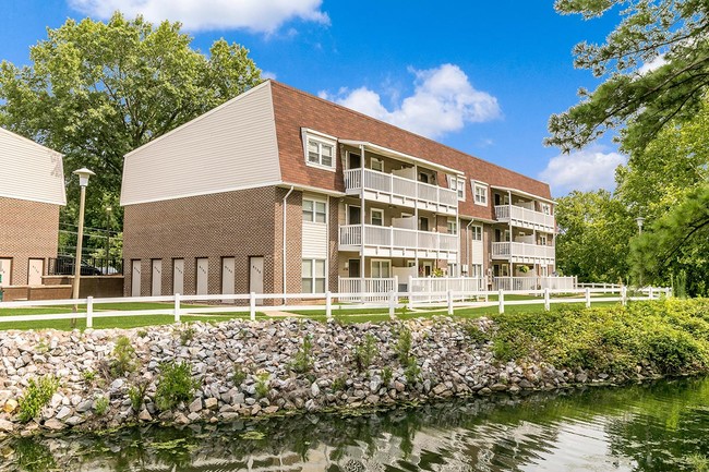 Chartwell in Virginia Beach, VA - Building Photo - Building Photo