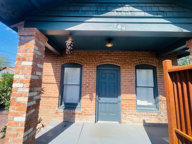 property at 709 N Arizona Ave