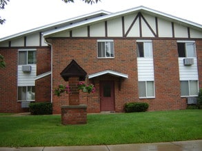 Lake Park Apartments in St. Francis, WI - Building Photo - Building Photo