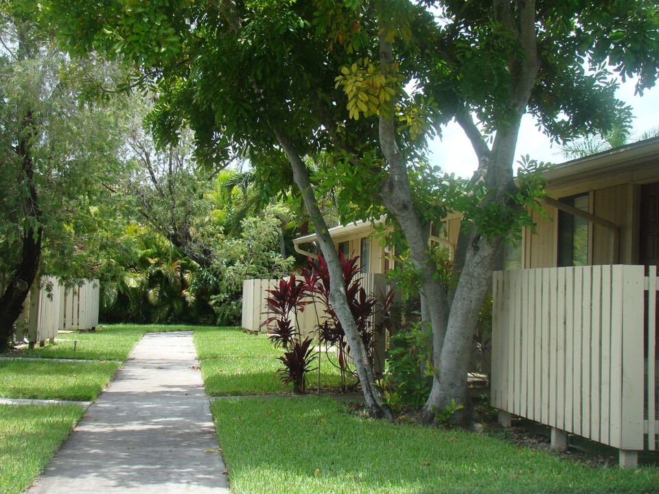 10001 S Nob Hill Cir in Tamarac, FL - Building Photo