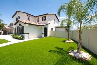 827 Pine Ave in San Jacinto, CA - Foto de edificio - Building Photo