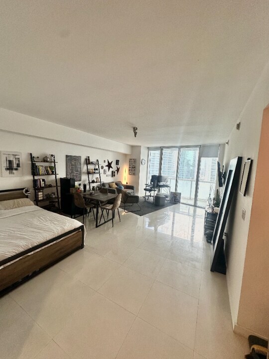 475 Brickell Ave in Miami, FL - Building Photo